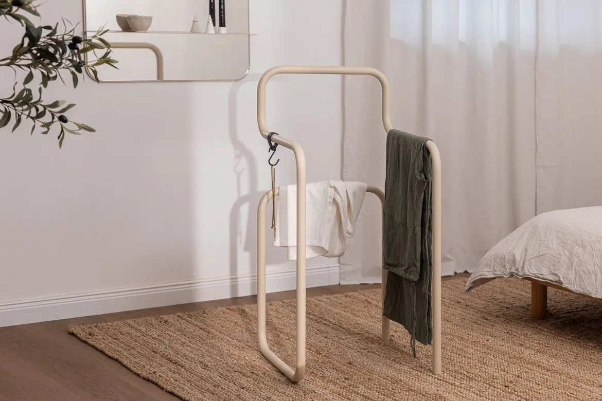 Garderobe James – Minimalistischer Herrendiener im Stuhl-Design