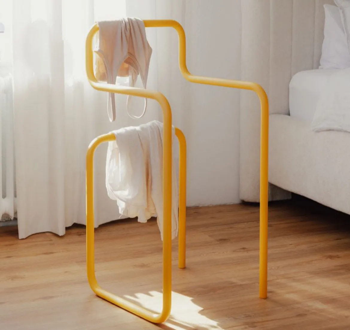 Garderobe James – Minimalistischer Herrendiener im Stuhl-Design