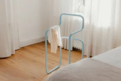 Garderobe James – Minimalistischer Herrendiener im Stuhl-Design