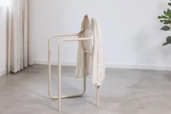 Garderobe James – Minimalistischer Herrendiener im Stuhl-Design
