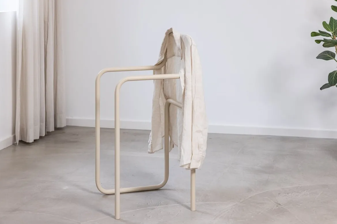 Garderobe James – Minimalistischer Herrendiener im Stuhl-Design