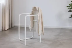 Garderobe James – Minimalistischer Herrendiener im Stuhl-Design