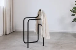 Garderobe James – Minimalistischer Herrendiener im Stuhl-Design