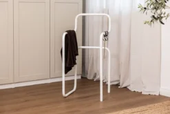 Garderobe James – Minimalistischer Herrendiener im Stuhl-Design