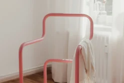 Garderobe James – Minimalistischer Herrendiener im Stuhl-Design