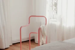 Garderobe James – Minimalistischer Herrendiener im Stuhl-Design