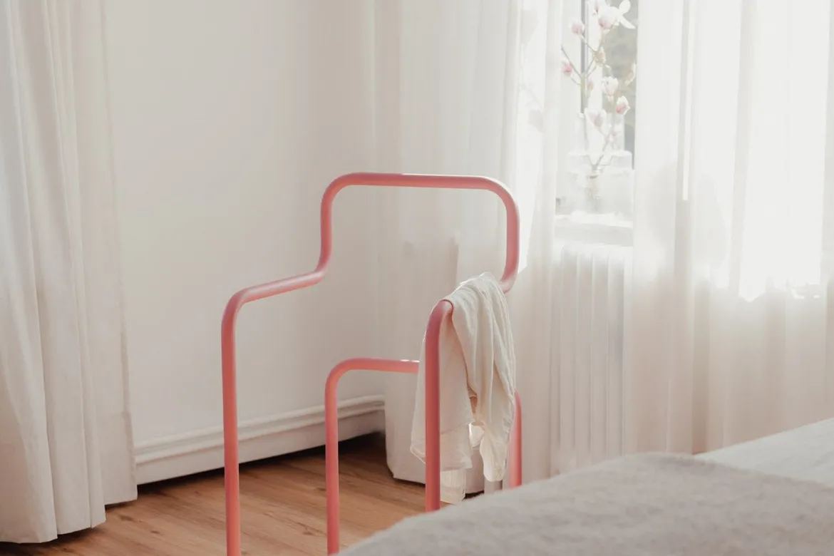 Garderobe James – Minimalistischer Herrendiener im Stuhl-Design