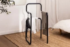 Garderobe James – Minimalistischer Herrendiener im Stuhl-Design