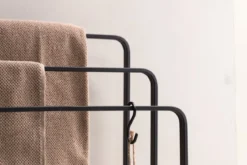 Garderobe Neyor – Dreistufiges Design in Schwarz