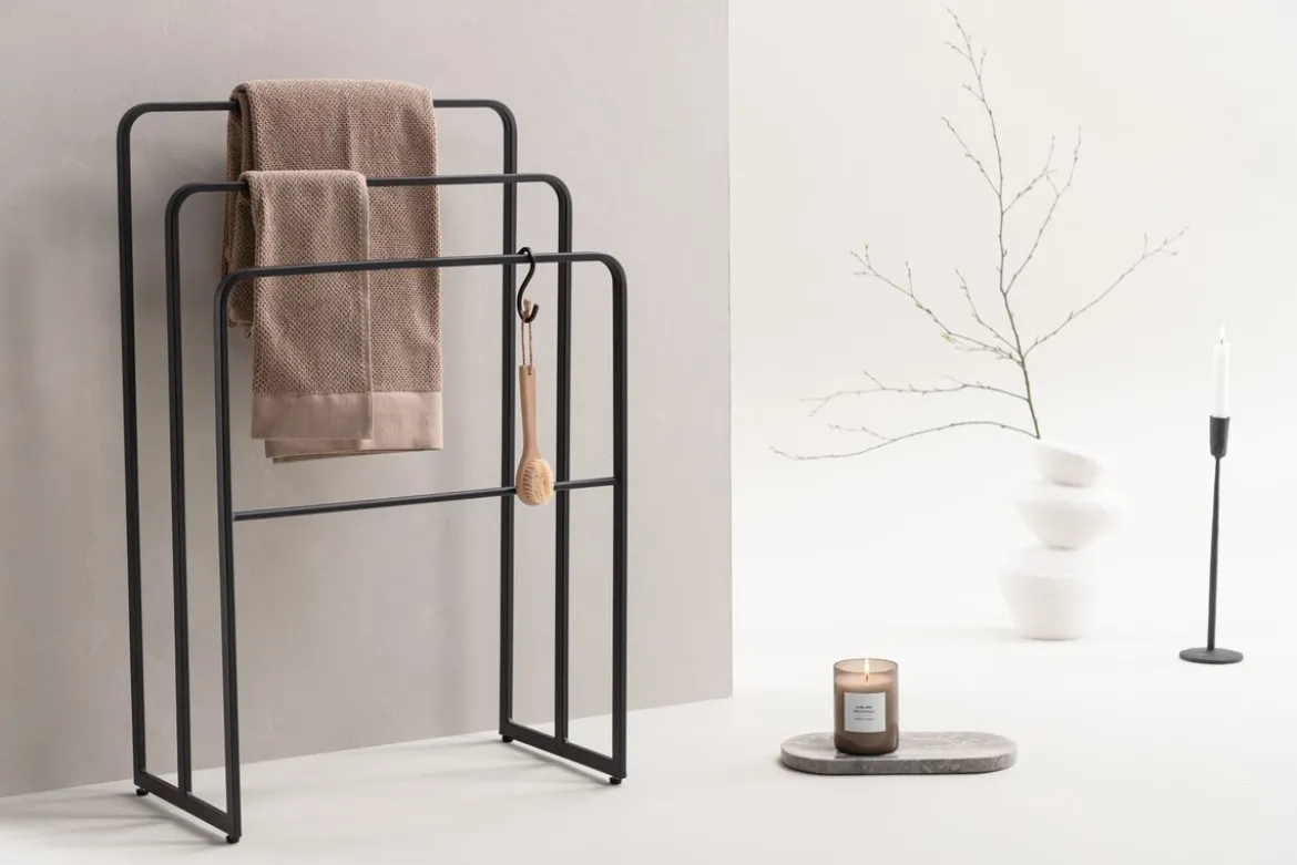 Garderobe Neyor – Dreistufiges Design in Schwarz