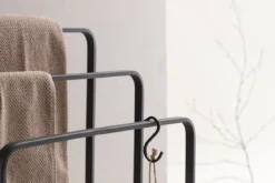 Garderobe Neyor – Dreistufiges Design in Schwarz