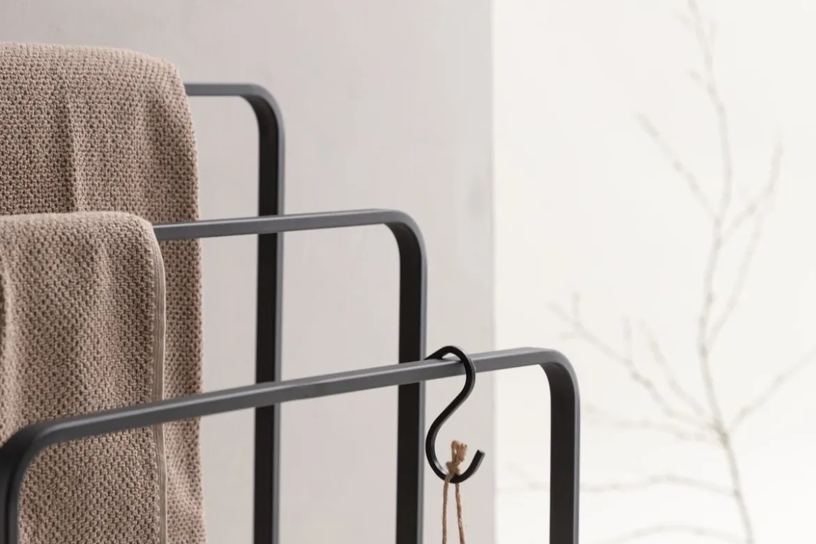 Garderobe Neyor – Dreistufiges Design in Schwarz
