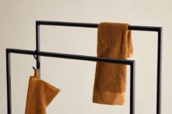 Garderobe Norello – Minimalistischer Kleiderständer aus Stahl
