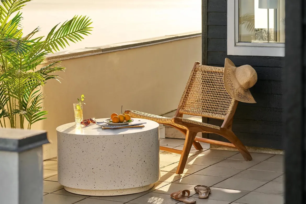Garten Couchtisch Terava – in Terrazzo-Optik aus Faserlehm in Off-White