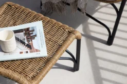 Garten- Loungesessel Asia - mit schwarzem Gestell und hellen Kissen