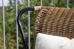 Garten- Loungesessel Asia - mit schwarzem Gestell und hellen Kissen
