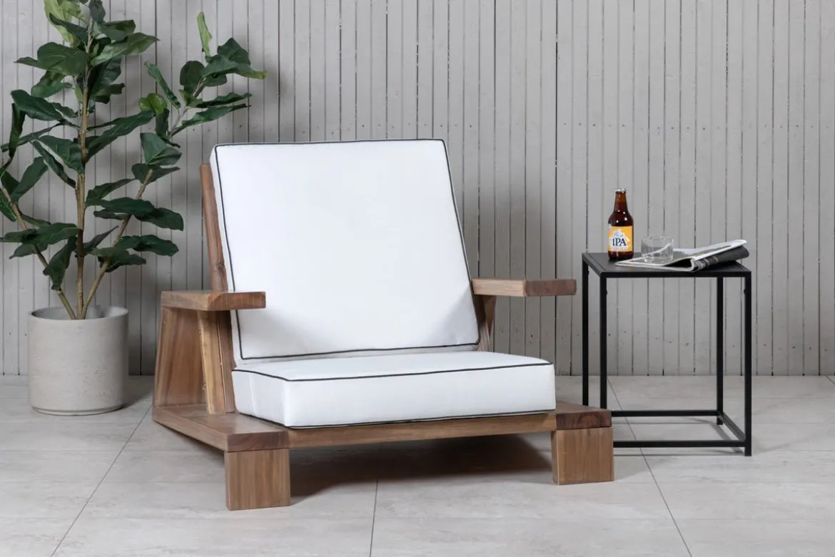 Garten-Loungesessel Daria - aus Akazienholz mit weißen Kissen