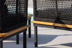 Garten Loungeset Malina – mit Holzdetails, geflochtenem Seil & grauen Kissen