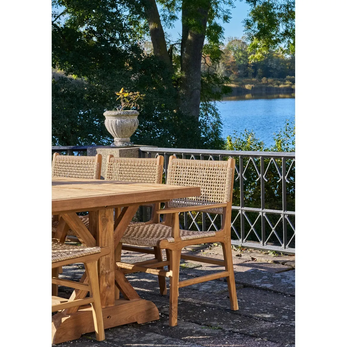 Gartenstuhl Capri mit Armlehne aus Teakholz