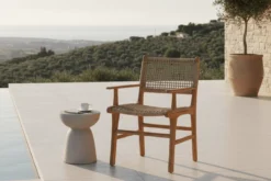 Gartenstuhl Capri mit Armlehne aus Teakholz