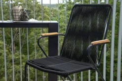 Gartenstuhl Sila - ein stilvoller Stuhl mit Holzakzenten in Schwarz oder Beige