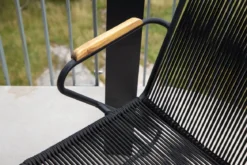 Gartenstuhl Sila - ein stilvoller Stuhl mit Holzakzenten in Schwarz oder Beige