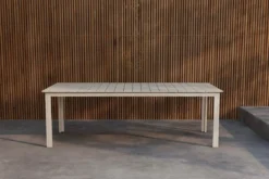 Gartentisch Alvito - ein rechteckiger Esstisch mit Polywood-Tischplatte