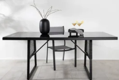 Gartentisch Kaoni - eine Kombination aus schwarzem Stahl und dunkler Glasplatte