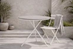 Gartentisch Malari - ein runder Esstisch mit Aintwoodtischplatte und einem Metallgestell