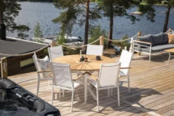 Gartentisch Mirani - ein runder Esstisch aus Metall und Teakholz