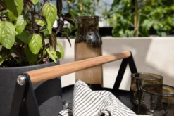 Gartentisch Moyo - ein Beistelltisch mit quadratischer Tischplatte und einem Griff aus Teakholz