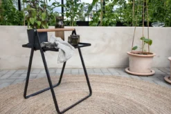 Gartentisch Moyo - ein Beistelltisch mit quadratischer Tischplatte und einem Griff aus Teakholz
