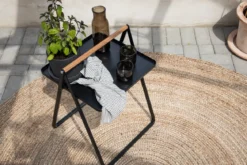 Gartentisch Moyo - ein Beistelltisch mit quadratischer Tischplatte und einem Griff aus Teakholz