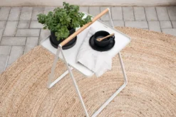 Gartentisch Moyo - ein Beistelltisch mit quadratischer Tischplatte und einem Griff aus Teakholz