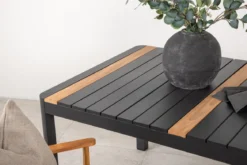 Gartentisch Nuru - Teakholz und Aluminium für Stabilität und Langlebigkeit