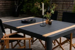 Gartentisch Nuru - Teakholz und Aluminium für Stabilität und Langlebigkeit