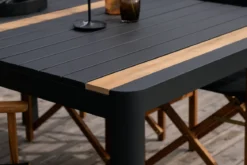 Gartentisch Nuru - Teakholz und Aluminium für Stabilität und Langlebigkeit