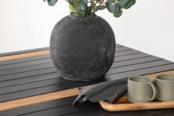 Gartentisch Nuru - Teakholz und Aluminium für Stabilität und Langlebigkeit