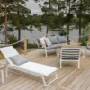 Gartentisch Saku - ein weißer Beistelltisch aus Aluminium und Teakholz