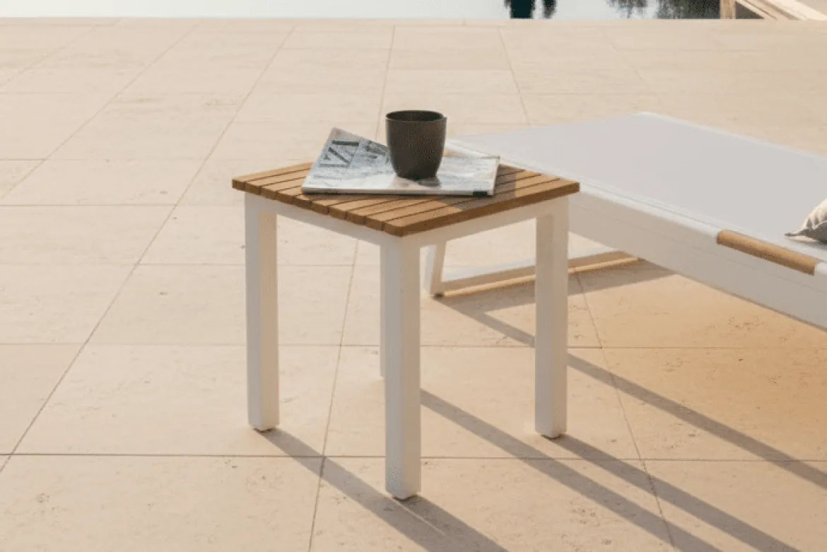 Gartentisch Saku - ein weißer Beistelltisch aus Aluminium und Teakholz