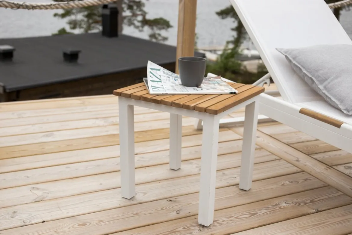 Gartentisch Saku - ein weißer Beistelltisch aus Aluminium und Teakholz