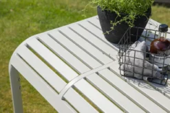 Gartentisch Tehani - leichter, beiger Cafétisch aus Aluminium