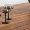 Gartentisch Uzuri - Rechteckiger Esstisch aus Akazienholz und schwarzem Metallgestell