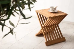 Gartentisch Zuki - ein klappbarer Beistelltisch aus Teakholz