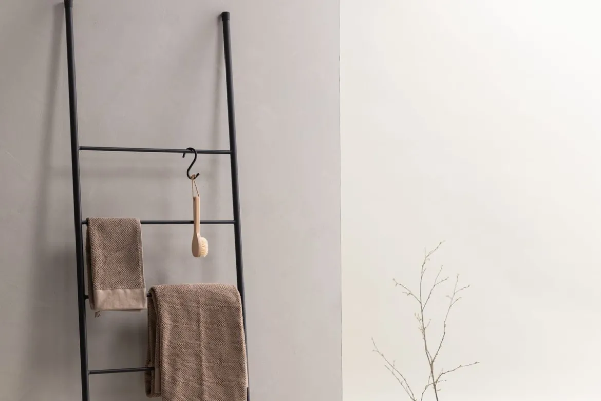 Handtuchleiter / Garderobe Lazaro – Minimalistisches Design in Schwarz