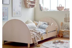 Kinderbett Jalmin – in Holzoptik mit Regenbogen-Design & abnehmbarer Seitenstütze