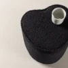 Kinderhocker Luma – Herzförmiger Hocker in Schwarz