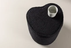 Kinderhocker Luma – Herzförmiger Hocker in Schwarz