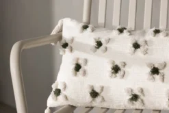 Kissenbezug Flower - weiß mit grünen Punkten in zwei verschiedenen Größen
