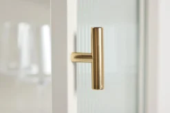Kommode/Vitrine Lenora – Beige, Modern-Classy mit Retro-Akzent